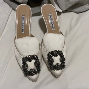 Manolo Blahnik hangisimu satin heels